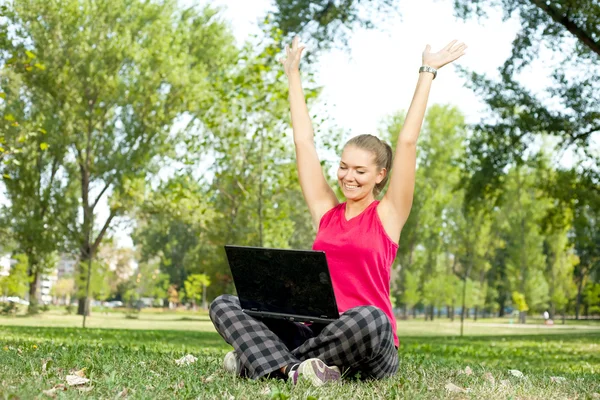 Mulher feliz com laptop na natureza — Fotografia de Stock