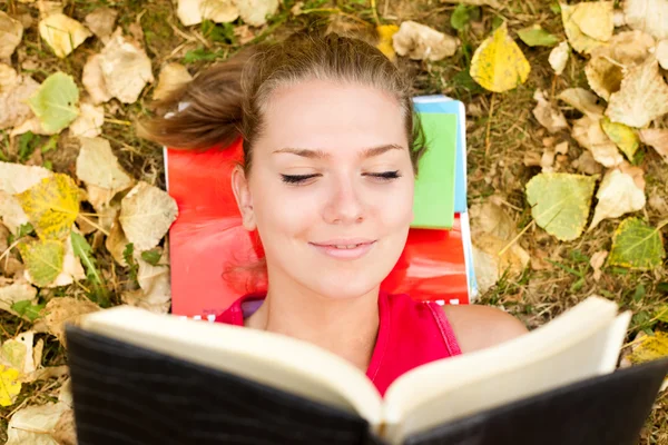 Mädchen liegt mit Buch — Stockfoto