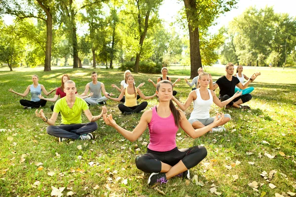 Yoga en el parque —  Fotos de Stock