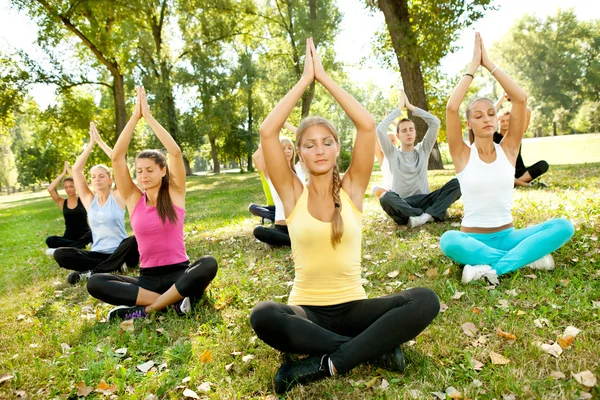 Yoga al aire libre — Foto de Stock