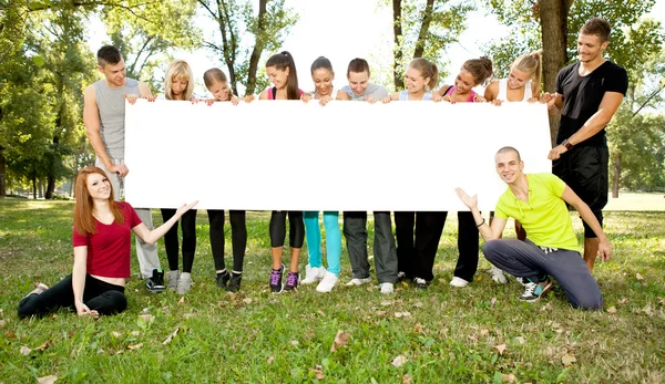 Grupo de estudiantes con papel en blanco — Foto de Stock