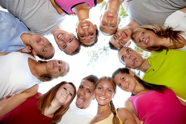 Grupo feliz de amigos abraçando e sorrindo — Fotografia de Stock