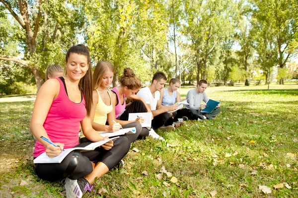 Studenter som studerar utomhus — Stockfoto