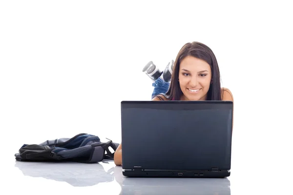 Estudante feminina usando laptop — Fotografia de Stock
