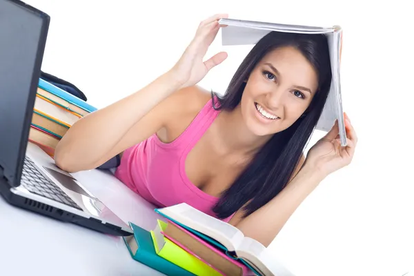 Studente ragazza con libro sulla testa — Foto Stock