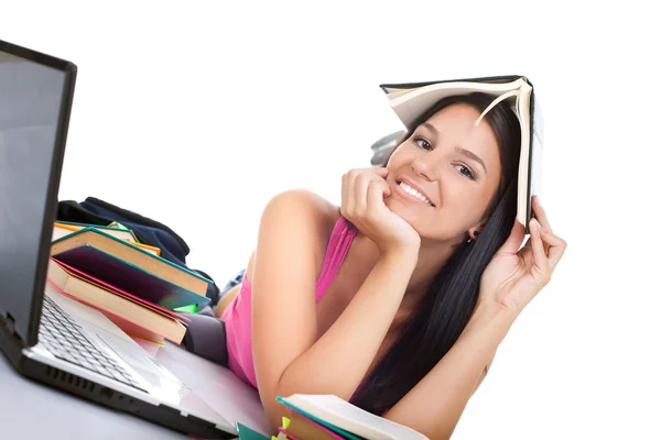 Dívka drží knihu na hlavu, — Stock fotografie