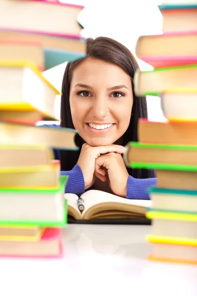 Студентська дівчина між стосом книг — стокове фото