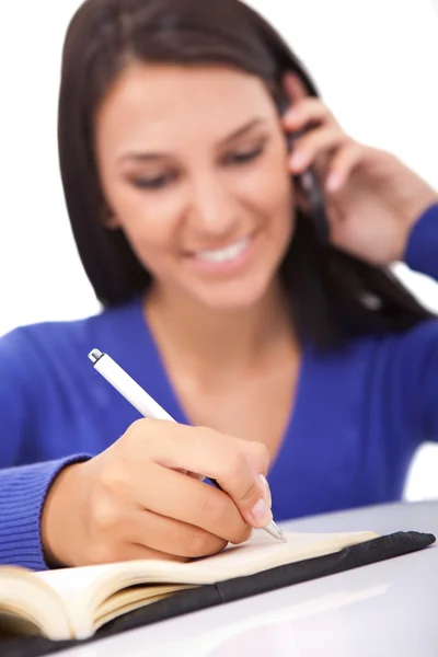 Χαμογελαστό κορίτσι στο τηλέφωνο κάνοντας σημειώσεις, — Φωτογραφία Αρχείου