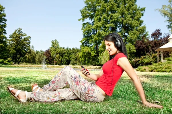 Girl with mp3 in park — Stock Photo, Image