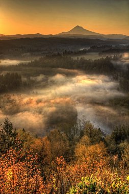 Sunrise mount hood bir sisli sabah vertorama üzerinde