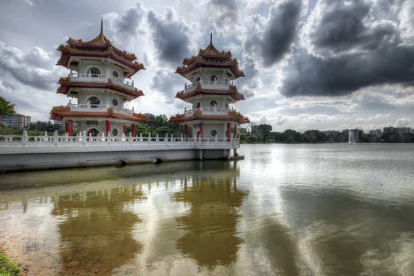 Twin Pagodas au jardin chinois — Photo