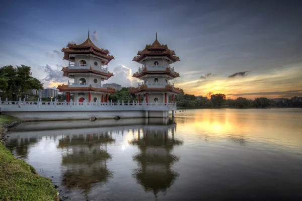 일몰에 중국 정원에서 쌍둥이 탑 — 스톡 사진