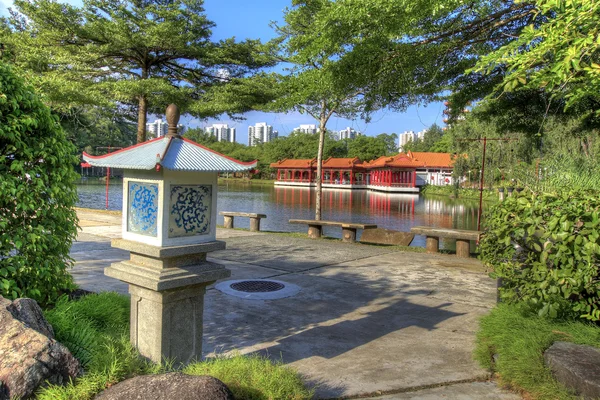Kínai kő lámpa, a tó partján — Stock Fotó