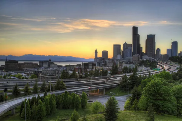 O horizonte de Seattle ao pôr do sol — Fotografia de Stock