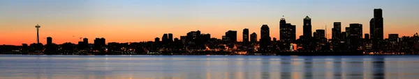 西雅图的天际线和普吉特海湾日出时 — 图库照片