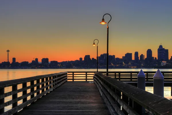 Seattle skyline vanaf de pier bij zonsopgang — Stockfoto