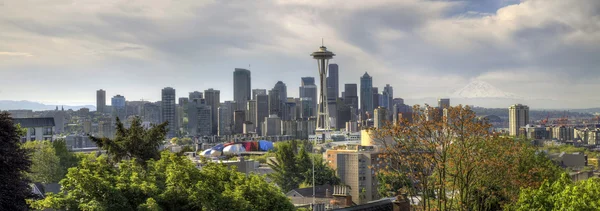 Innenstadt Seattle Skyline mit Mount Rainier — Stockfoto