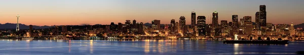 Seattle skyline bij dageraad langs puget sound — Stockfoto