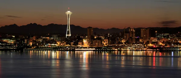 西雅图地平线在晚上由码头全景 — 图库照片