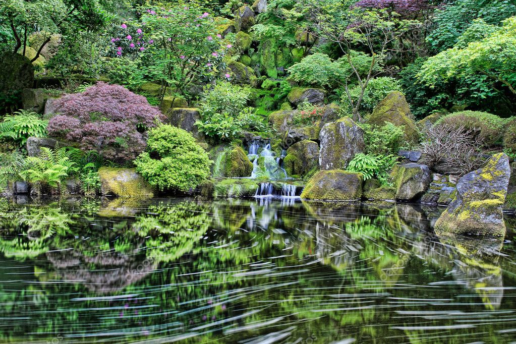 Wasserfall bei Portland japanischer Garten — Stockfoto © davidgn #5884944