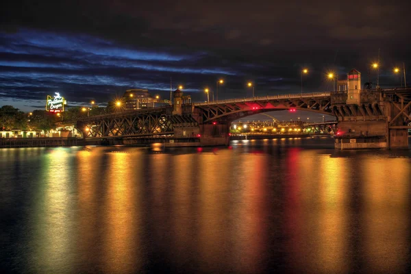 Мост Бернсайд через реку Уилламетт в Портленде — стоковое фото