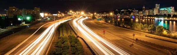 在晚上光径和波特兰城市天际线 — 图库照片