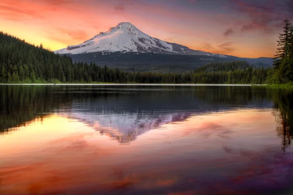 Reflexão do Monte Hood no Lago Trillium ao pôr do sol — Fotografia de Stock