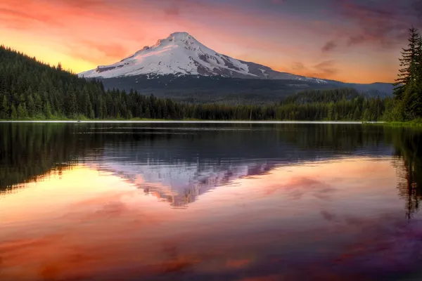 Reflexão do Monte Hood no Lago Trillium ao pôr do sol Fotografias De Stock Royalty-Free