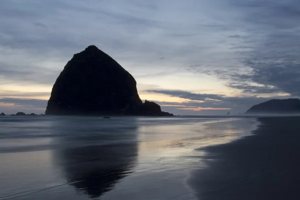 Haystack rock na dělo pláž oregon večer — Stock fotografie