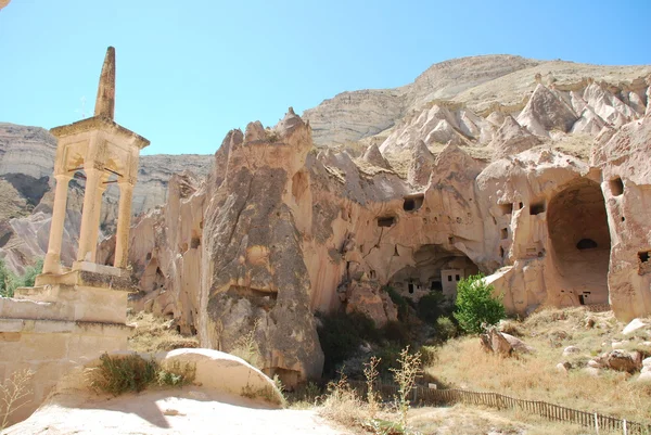 Христианство и ислам в одном месте (Zelve, Cappadocia ) — стоковое фото
