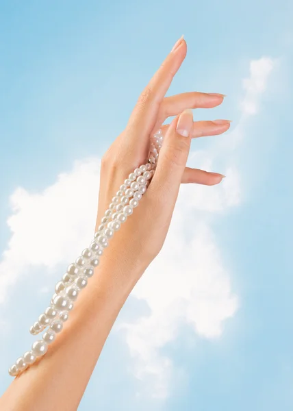 Uñas hermosas y dedos de mujer — Foto de Stock