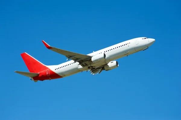 Plane flying in the blue sky — Stock Photo, Image