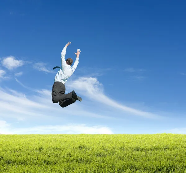 Homem pulando no prado — Fotografia de Stock