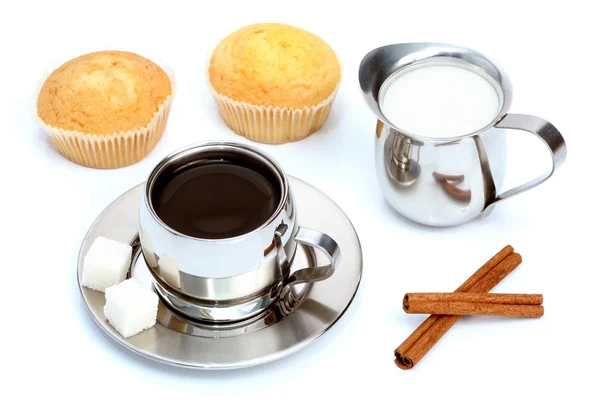Kopp svart kaffe med muffin, mjölk och kanel — Stockfoto