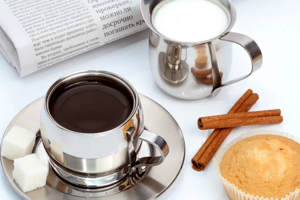 Tasse schwarzen Kaffee mit Muffin, Milch und Zimt — Stockfoto