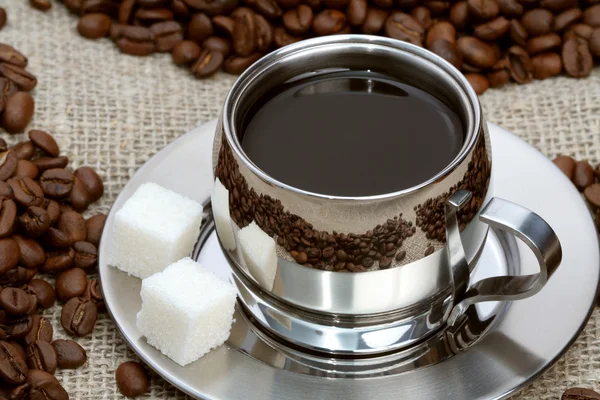 Tazza di caffè con zucchero grumo e fagioli — Foto Stock