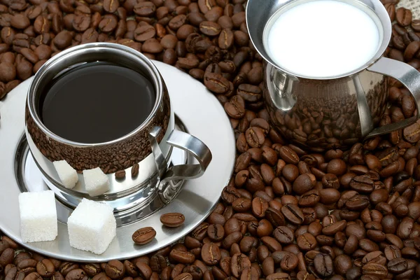 Filiżanka kawy z ryczałtu cukru, mleka i coffeebeans — Zdjęcie stockowe