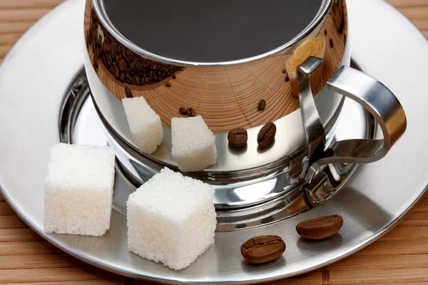Tazza di caffè con zucchero grumo — Foto Stock