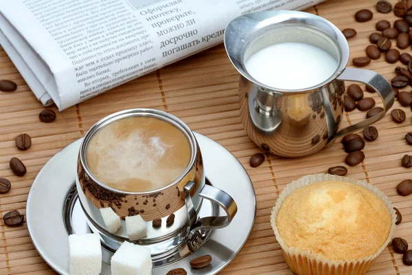 Taza de café con magdalena y leche — Foto de Stock