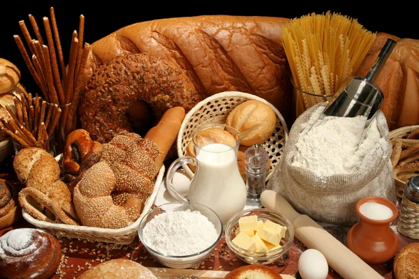 Bröd, mjöl, mjölk, smör, ägg — Stockfoto