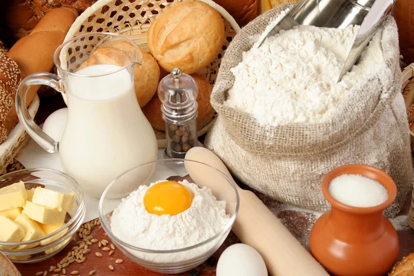 Pan, harina, leche, mantequilla, huevos —  Fotos de Stock