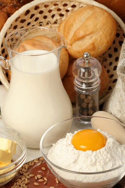 Jarra de leche, mantequilla y harina con yema —  Fotos de Stock