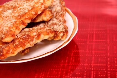 kırmızı bir arka plan üzerine bir tabak içinde üçgen kurabiye