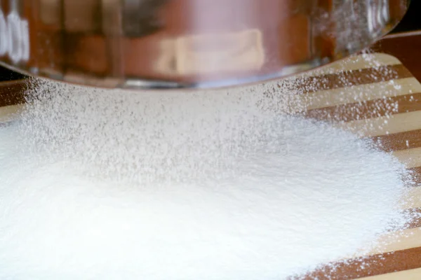 Przesiewania mąki — Zdjęcie stockowe