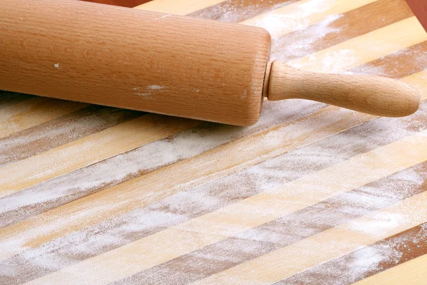 Deegroller, meel en houten plank — Stockfoto