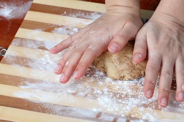 Dough in chef's hands — Stock Photo, Image
