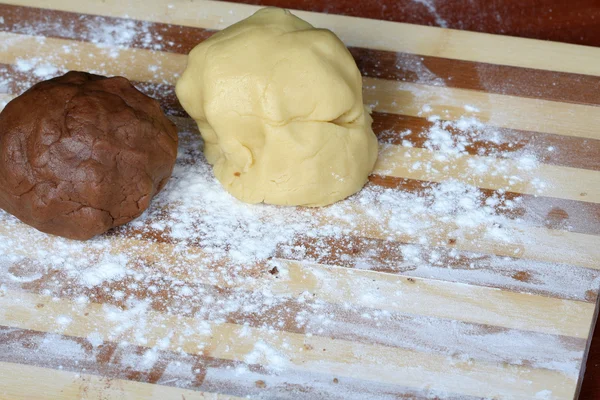 Čokoládové a vanilkové těsto na desce — Stock fotografie