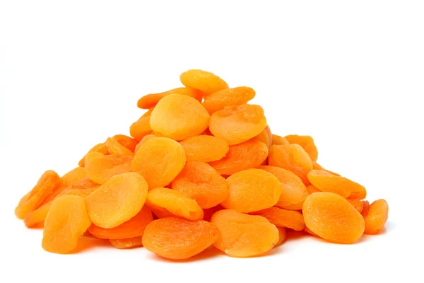 Gedroogde abrikozen op een witte achtergrond — Stockfoto