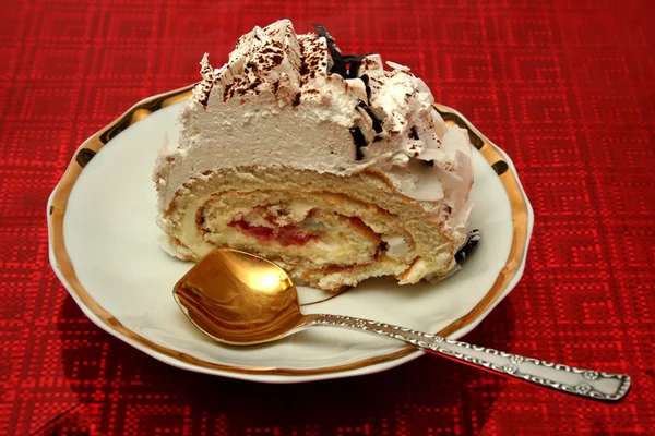Trancher une tarte avec la cuillère sur un fond rouge — Photo