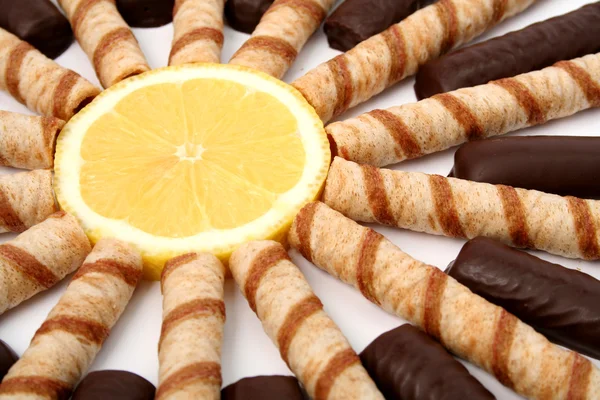 Vanille chocolade sticks met een crème en gesneden sinaasappel — Stockfoto